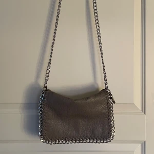 Tiamo väska  - Tiamo väska i mycket använt skick. Se bild 3 för närmare defekter