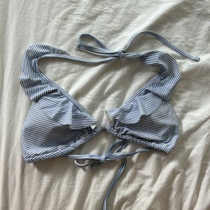 Randig bikini topp - Säljer pga den nt passar mig endast testad🤍