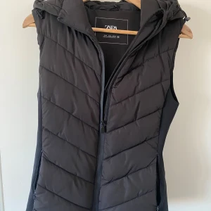 Väst från Zara  - Säljer en super fin väst från Zara, sparsamt använd.  Stl S
