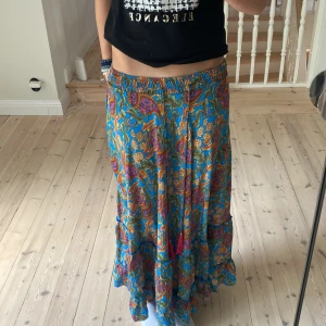 Lång kjol  - Fin lång kjol vet ej vart den kommer ifrån då ja köpte den i usa men har inte andvänd den så tänkte sälja❤️💕