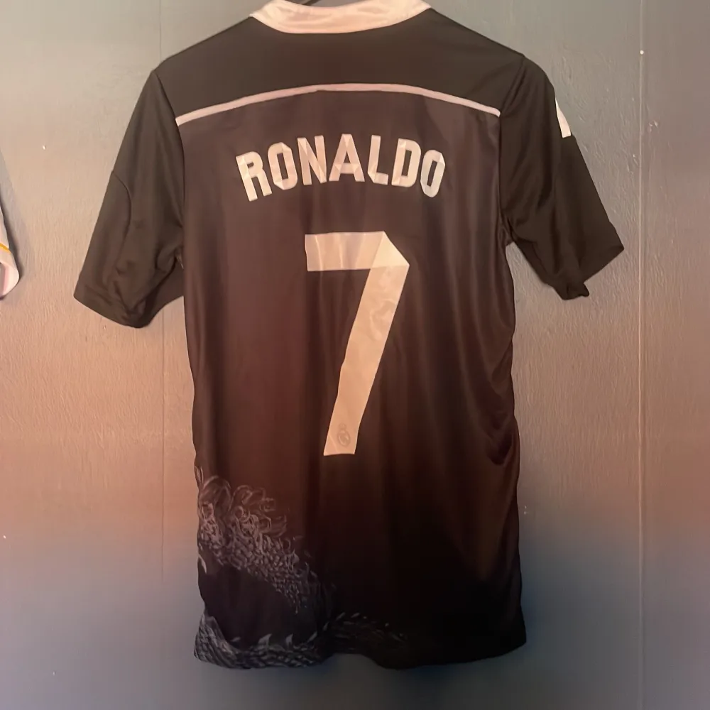 En riktig Cristiano Ronaldo realmadrid tröja från 2015-2016 andvänd fåtal gånger pga att den är för liten skick 10/10. Pris kan diskuteras!. T-shirts.