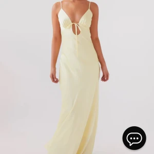 Sidenklänning - Underbart vacker gul siden klänning med rosett i ryggen. Aldrig använd. Orginal pris 786 kr.