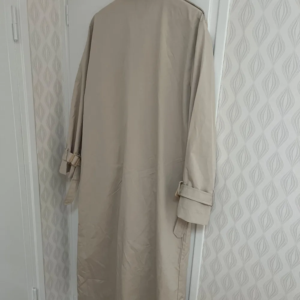 Beige trenchcoat i storlek small, helt oanvänd med lappar kvar. . Jackor.