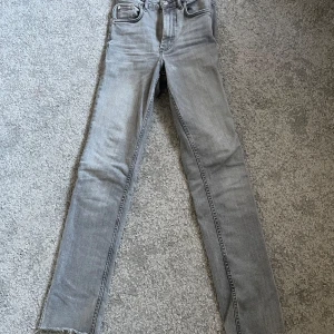 Jeans  - Säljer mina Zara jeans på grund av de blivit små på mig. Dem är skit snygga och sitter tajt vid rumpan och låren sen går de lite utåt nere💓