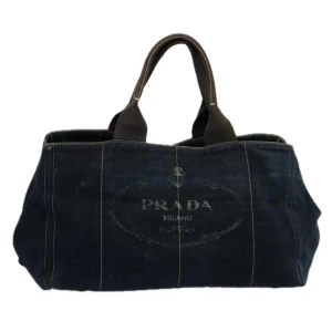 Prada Canapa Denim väska - Denna väska är designad för att hjälpa dig varje dag. Väskan är praktisk att bära och moderiktig design.