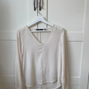  Blus Vero moda  - Krämvit blus från Vero Moda💓 Hör av dig vid frågor eller om du vill ha fler bilder!! 