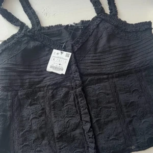 Topp med kantbrodyr - Fin topp med kantbrodyr som aldrig är använd från Zara! & Storlek L 