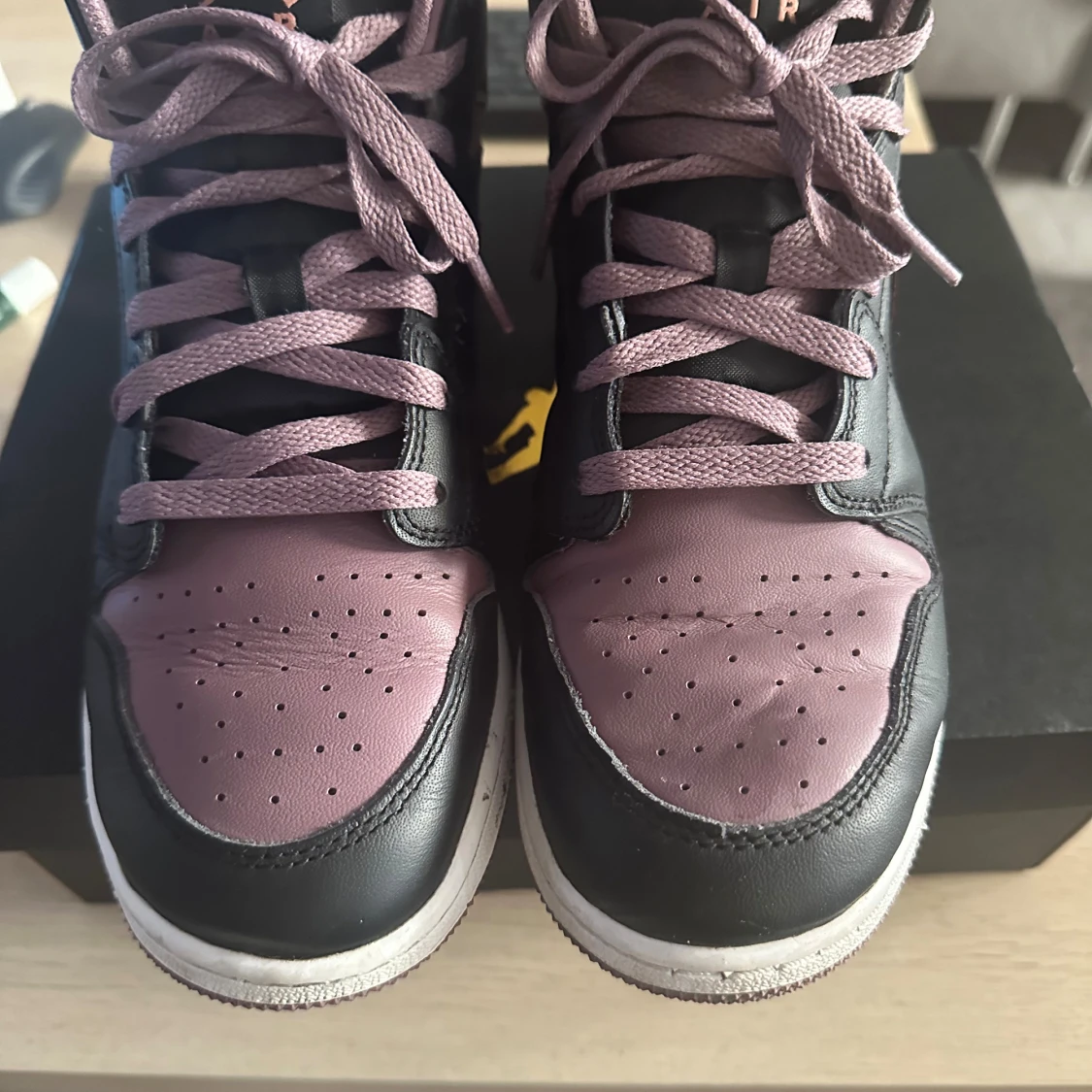 Air jordan 1 mid. Pris kan diskuteras vid snabb affär - 90