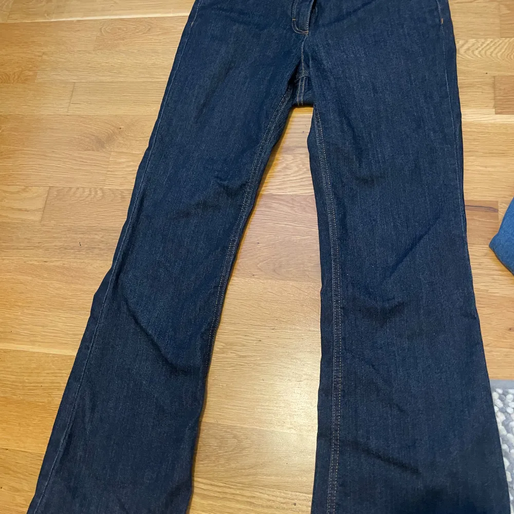 mid waist flared jeans i mörkblått. endast använd en gång. säljer pga de är för stora på mig. passar storlek S/M. Jeans & Byxor.