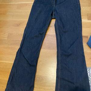 mid waist flared jeans i mörkblått. endast använd en gång. säljer pga de är för stora på mig. passar storlek S/M