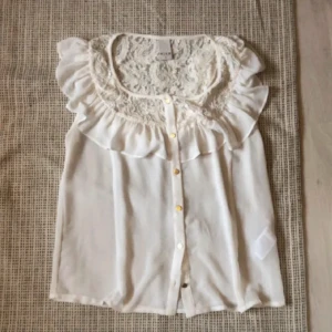 Söt blus - Jag använder aldrig den här men den är söt lite genomskinlig men man kan ha linne under och har lite spets där bak skriv privat så kan jag skicka fler bilder om ni är intresserade 💖