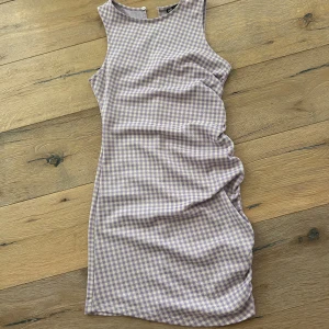 zara klänning - Rutig söt klänning från zara som aldrig är använd. Skriv för fler bilder privat💗