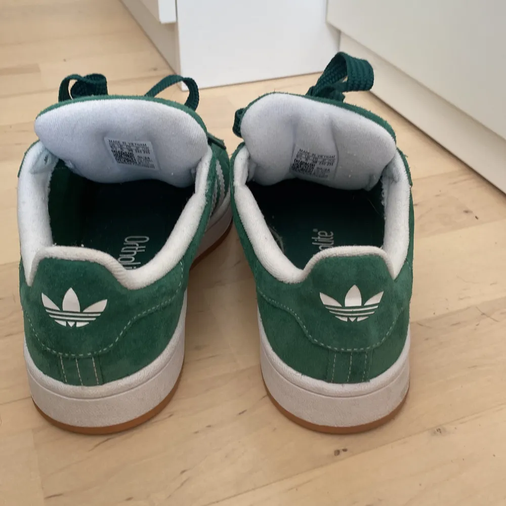 Tja säljer dessa adidas campus 00 riktigt bra skick kostar 1300 nya och andvända ungefär 2 gånger så hör av er om ni e intresserade.🔥✅. Skor.