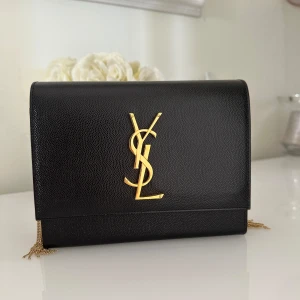 Äkta YSL väska  - Inköpt 2021, knappt använd som ny. Jätte bra skick.  Allt medföljer (dustbag, kvitto, certifikat)