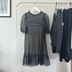 Svart meshklänning - Svart meshklänning från H&M i storlek M. Fint skick. 