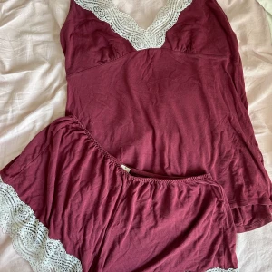 Pyjamas set - I storlek M men passar även S, bra skick✨