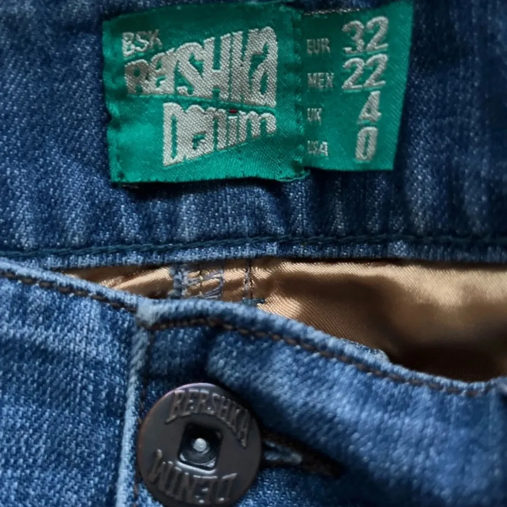 I jättebra skick Vintage jeanskjol från bershka. Kjolar.