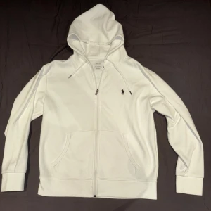 Ralph lauren zip hoodie - Bra skick. De är en ralph lauren hoodie som tyvärr ej är äkta därför priset. Den ser mycket bra ut. Storleken är M men sitter mer som L. Skriv för mer frågor!