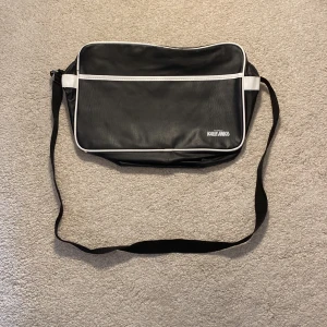 Kalle Anka Väska - Säljer denna väska då den inte kommer till användning. Är köpt second hand och har några defekter på kanterna. Ställ fler frågor privat 💕