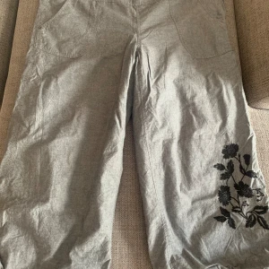 En typ av jorts  - Jätte sköna jorts, med ett jätte fint mönster på höger ben med drag kedja på midjan.