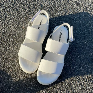 Vita fina sandaler🤍 - Vita superfina sanadeler som är använda en gång på en skolavslutning.  I superfint skick och kommer ifrån Din sko i strl 36. Pris går att diskutera. 