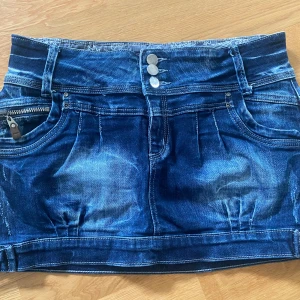 Low waist jeanskjol - Super fin vintage mini skirt, ena ”spännet” är av men inget som man tänker på, skriv för mått💕