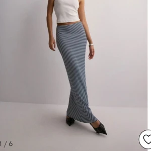 Långkjol - Långkjol från Nelly. Använd ett fåtal gånger. Storlek Small