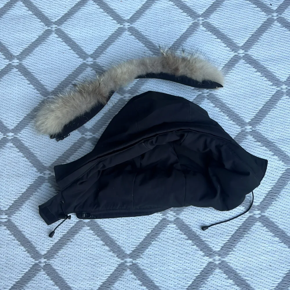 Asfet Canada Goose Jacka 🔥 Storlek är Xs, men passar S/M, unisex. Skicket är 8/10 använd men då inga defekter. Den är otvättad där smutsen borde går bort. Pälsen har tappat en del, men kan tas av lätt⚠️ Nypris ligger mellan 15-17k👀 Modell är 186 cm 🤙. Jackor.