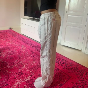 Supreme vida byxor / track pants - Supreme byxor i S med logga i reflex 