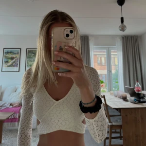 Söt sommartopp! - En jättesöt sommartopp från Hollister! Sitter väldigt smickrande. Storlek XS💓