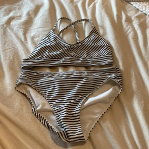 Bikiniset randig - Randigt bikiniset Osäker på storlek då lapparna är borta men skulle gissa runt 158/164 Banden på bikiniöverdelen är justerbara Pris kan diskuteras Mycket fint skick och tvättas självklart innan den skickas💗