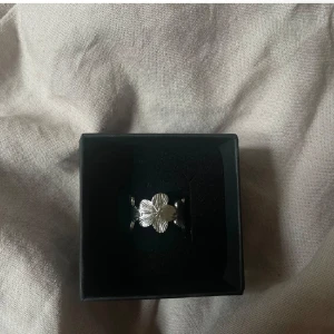Ester ring rostfri  - 45kr/st, i 304 Stainless steel,  finns flera i lager😊 kolla gärna in min instragram där jag främst sköter försäljningen 🤍 fler liknande smycken hittar ni på min sida 🥰