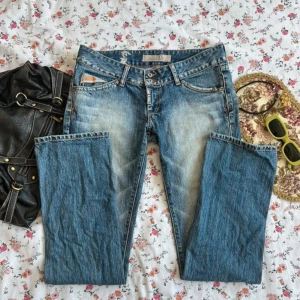 Jeans med låg midja  - Helt oanvända och inga tecken på användning. Super fina vintage jeans med låg midja.  I perfekt skick med fina detaljer!  Innerbenslägd: 79-80 Midja:40  Lårvidd: 26  Fotvidd: 20