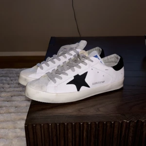 Golden goose skor - GGDD skor i storlek 42, använda 1 gång, dock är dem kopior därav är de inte lika dyra som andra, priset är diskuterbart, inga oseriösa köpare