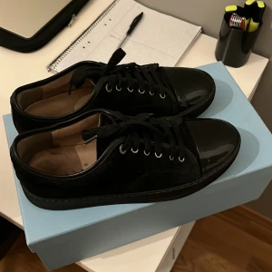 Lanvin skor - Säljer mina helsvarta Lanvins. Strl 7 motsvarar ca 42. Väldigt bra skick liten repa på högersko som knappt märks. Box ingår. 
