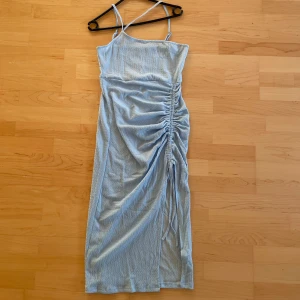 Blå klänning M/L - Storlek M oanvänd pris 170kr