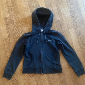 Carhartt hoodie vintage  - Står L på etiketten, antar att det är ungdoms storlek för den passar som en S!  Mycket bra skick