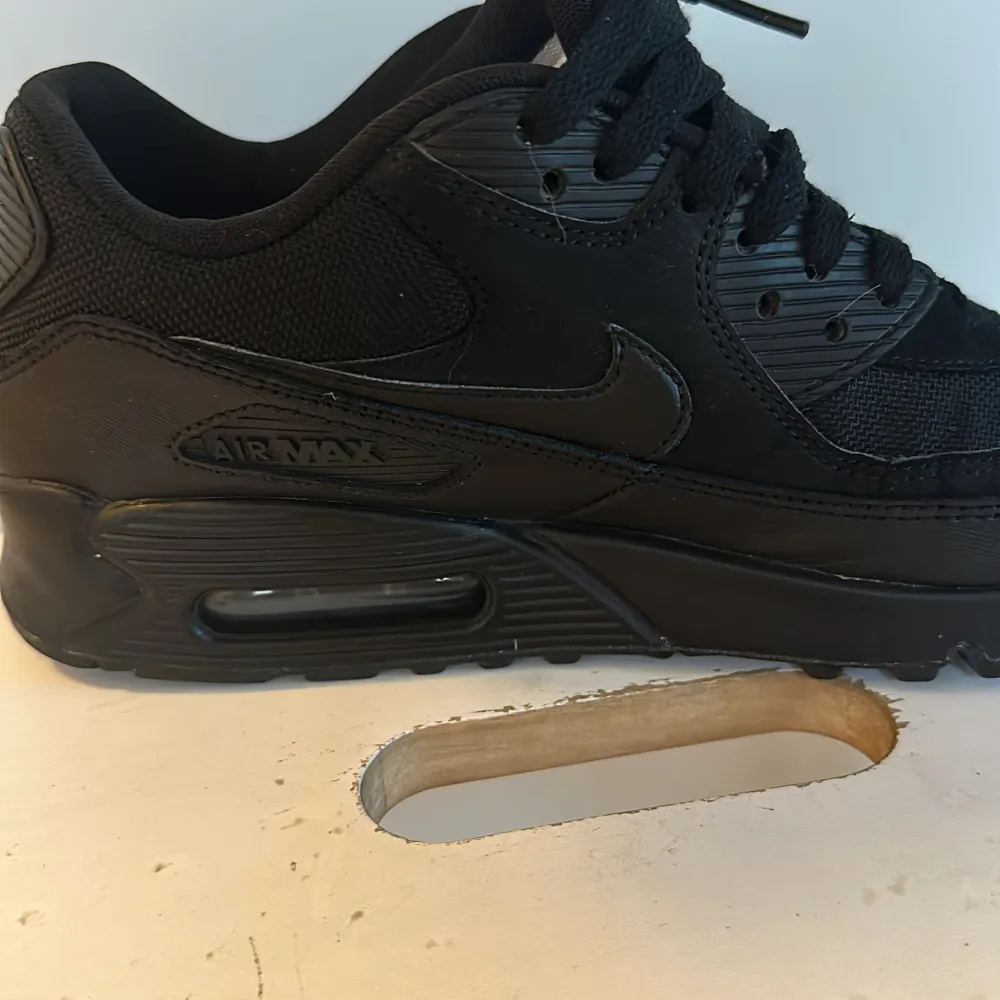 Nike Air Max sneakers svarta använda men i toppen skick storlek 41. Skor.