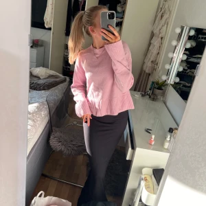 & Other Stories tröja - Jättefin stickad tröja från & Other Stories i en supersöt rosa färg;) använt ett fåtal gånger