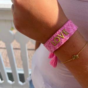 Woman Love braclet, från Ioaku. Säljer då jag inte använder det. Nypris 399kr💕