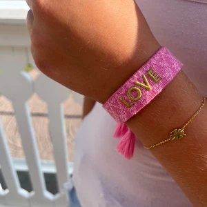 Ioaku armband  - Woman Love braclet, från Ioaku. Säljer då jag inte använder det. Nypris 399kr💕
