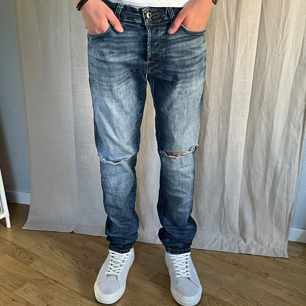 Säljer ett par Jack and Jones jeans som är otroligt bra skick men har slitningar som är med i designen. Sitter skönt men är något för stora för mig. Skick 9,5/10. Hör av er vid minsta fundering! Pris kan diskuteras vid snabb affär.. Jeans & Byxor.