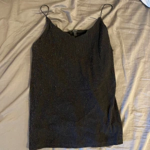 Glittrigt svart linne  - Bra skick 😋