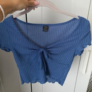 Blå topp - Säljer denna toppen från Shein som jag inte längre använder, toppen är lite lite genomskinlig men det är ingenting som syns eller märks av när den väl är på.