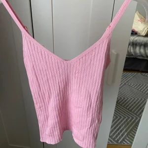 Rosa linne - Säljer denna oanvända topp från newyorker då den inte kommer till användning.