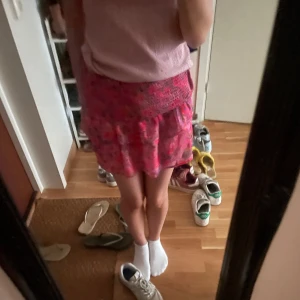 Kjol - Söt kjol som även fungerar som en topp, kjolen ör i nyskick 