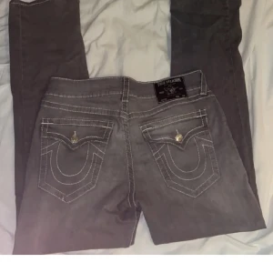 Gråa RickyTrue Religion - Riktigt bra skick, säljer för jag aldrig har på mig dem. Är öppen för trades, skriv gärna om ni har fler frågor