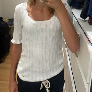 Tröja från Lindex  - Super fin T-shirt från Holly whyte. Små volanger på armarna och gulligt ribbat mönster. 