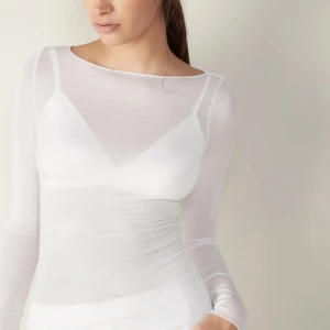 Intimissmi tröja vit  - Säljer min vita intimissmi tröja pågrund av att jag ej använder den mer. Den ör i storlek S och har ett litet hål vid högra ärmen längst ner vid handen. Annars ör den i bra skick 