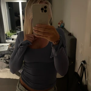 Långärmad tröja - Jättefin topp från Gina tricot som aldrig kommit till användning. Grå/blå färg 